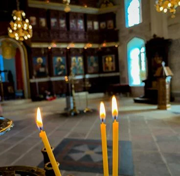 Burning candles in front of altar inside Orthodox Church of village of Uzundjovo Foto stock
