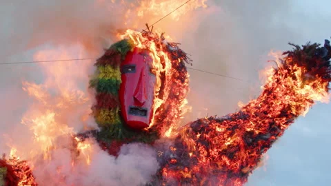 Burning carnival giant Stockbeeldmateriaal 268334044