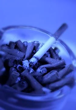 BURNING CIGARETTE IN ASHTRAY Foto stock
