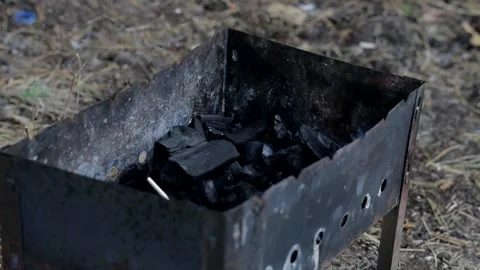 Burning coals in the grill. Vídeo Stock 158171113