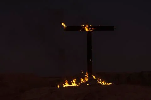 Burning Cross at night Foto stock
