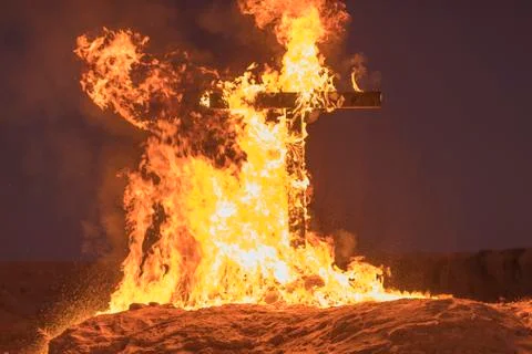 Burning Cross at night Foto stock