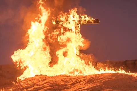 Burning Cross at night Foto stock