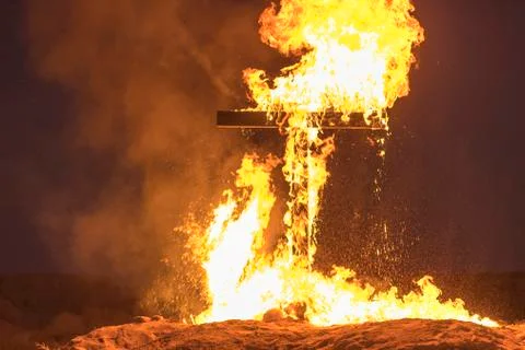 Burning Cross at night Foto stock