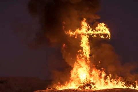 Burning Cross at night Foto stock