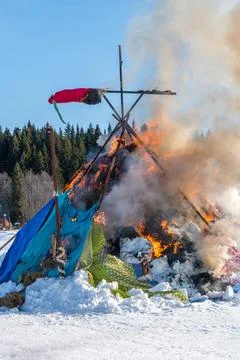 Burning down straw effigy at Maslenitsa festival shows framework Stock Photos