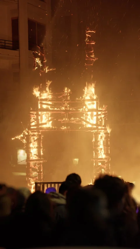 Burning falla sculpture collapsing during Las Fallas crema festival Stock Footage 336259623