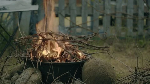 Burning fire. A campfire for cooking. Burning of dry branches. Tourist bonfi Video stock 196994193