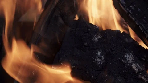 Burning fire on coals Vídeos de archivo 128417193