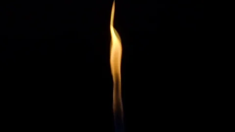Burning fire flame flashes in the darkness, close-up Vídeo Stock 106121015