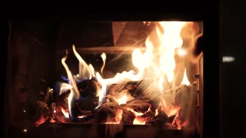 Burning fire logs inside stone fireplace. Close-up view. 库存影片 280409771