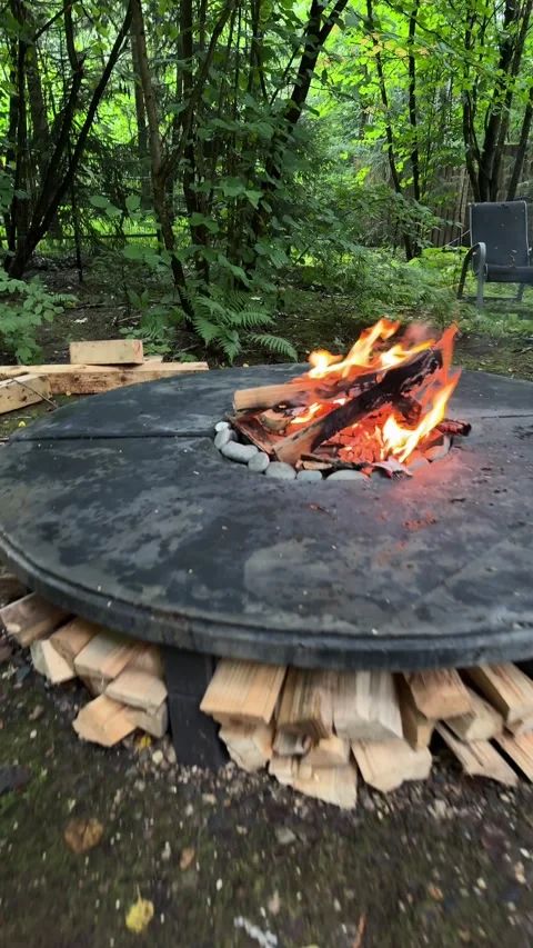 Burning Fire in Round Concrete Backyard Fire Pit Stockbeeldmateriaal 342165822