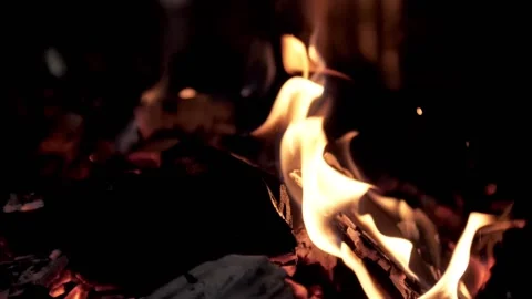 Burning fireplace in slow motion. Video stock 151119332