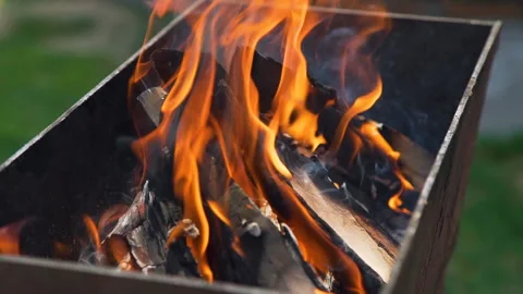 Burning Firewood in the Brazier Vídeo Stock 108413987