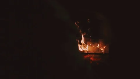 Burning firewood in a fireplace Vidéo 72129750