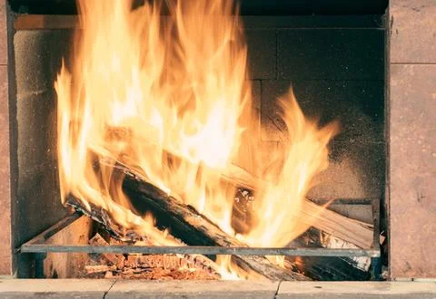 Burning firewood in the fireplace insert Foto stock