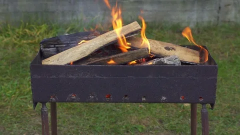Burning firewood in the grill 動画素材 99514624