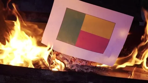 Burning the flag of Benin 스톡 동영상 75917069