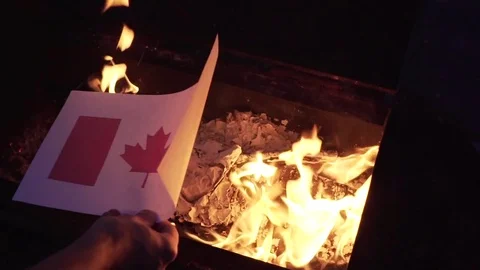 Burning the flag of Canada 스톡 동영상 75915554