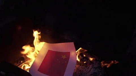 Burning the flag of China Stockbeeldmateriaal 75917615