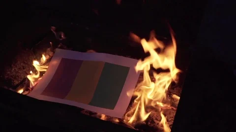 Burning the flag of Guinea 스톡 동영상 75916270