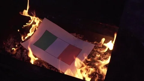 Burning the flag of Ireland 스톡 동영상 75915002