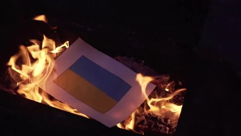 Burning the flag of Ukraine Stockbeeldmateriaal 75915501