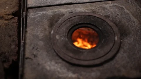 A burning flame in a burner. Old-fashioned stove. 库存影片 96309298