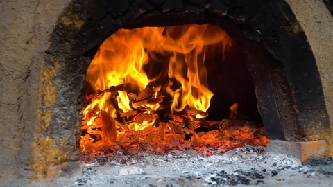 Burning flame in stone oven Vidéo 105717386