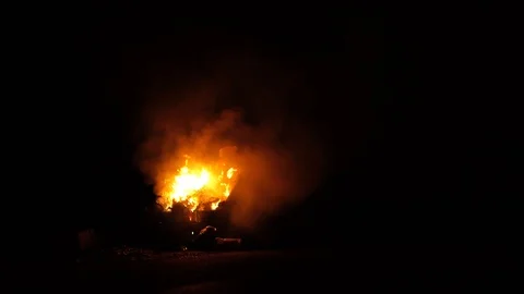 Burning garbage container on the city street at night Vidéo 88258204