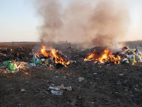 Burning garbage dump. burning garbage. concern for the environment. environme Foto stock
