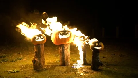 Burning halloween pumpkins on tree log in darkness, field, mist, dusk. Scary Stock-Footage 81573240