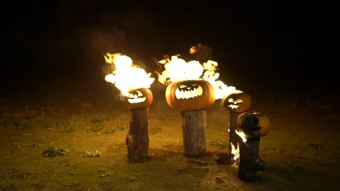 Burning halloween pumpkins on tree log in darkness, field, mist, dusk. Scary 스톡 동영상 81574150