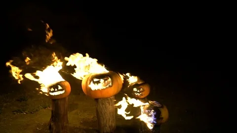Burning halloween pumpkins on tree log in darkness, field, mist, dusk. Scary 스톡 동영상 81574887