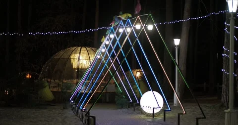 Burning lanterns in the form of a hut are placed above the sidewalk. Vídeos de archivo 290155891