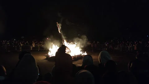 Burning of large straw effigy Winter square street during Maslenitsa holiday Stock Footage 305040336
