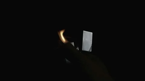 Burning lighter in man's hand. Vídeos de archivo 134483862