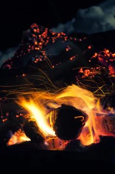 Burning logs in fire pit with cooking dome Stock-Fotos