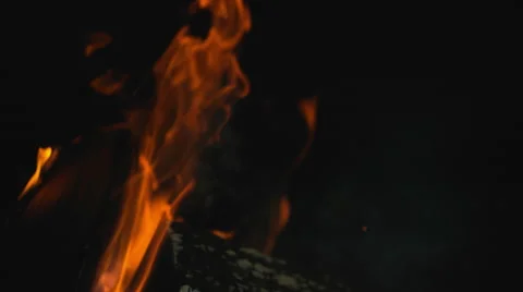 Burning logs in fire pit outside at night time. Slow Motion. Video stock 50504656