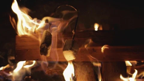 Burning marshmallows over campfire slow motion 스톡 동영상 128614680