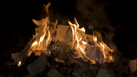 Burning personal documents in home fireplace Vídeos de archivo 244232955