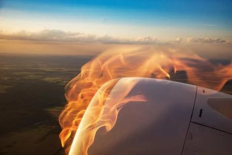 Burning plane engine, fire and smoke, view from the window Foto stock