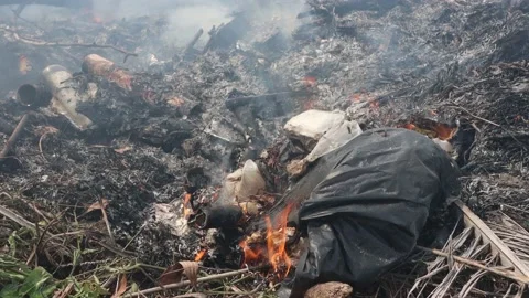 Burning plastic garbage Video stock 134019525