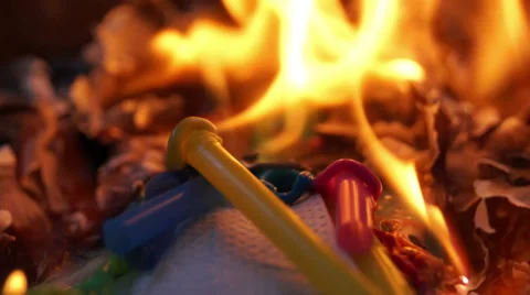 Burning Plastic Straws Stockbeeldmateriaal 34021327
