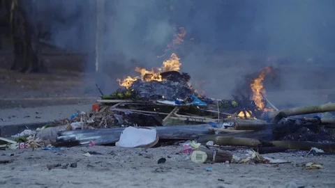 Burning Plastic Trash in Bali Vídeos de archivo 119904230