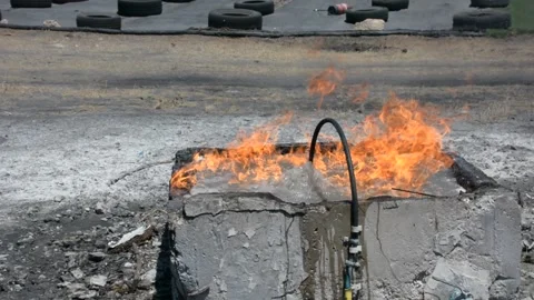 Burning pool for fire drill. Practice a fire drill outdoor 库存影片 155865148