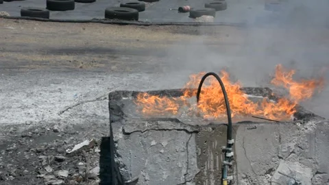 Burning pool for fire drill. Practice a fire drill outdoor 库存影片 155865168