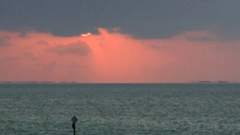 Burning red sun sets over ocean timelapse Video stock 74062608