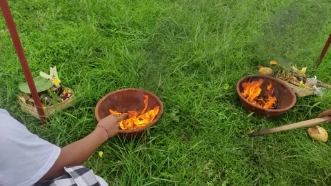 Burning the remaining bones in the Ngaben tradition Vidéo 209149496