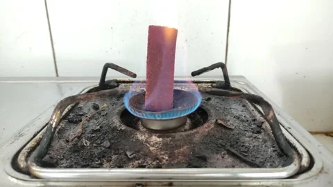 Burning the shrimp paste directly through the stove 스톡 동영상 196985395
